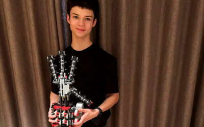 Un adolescente de 16 años construyó una mano robótica avanzada con piezas de juguete